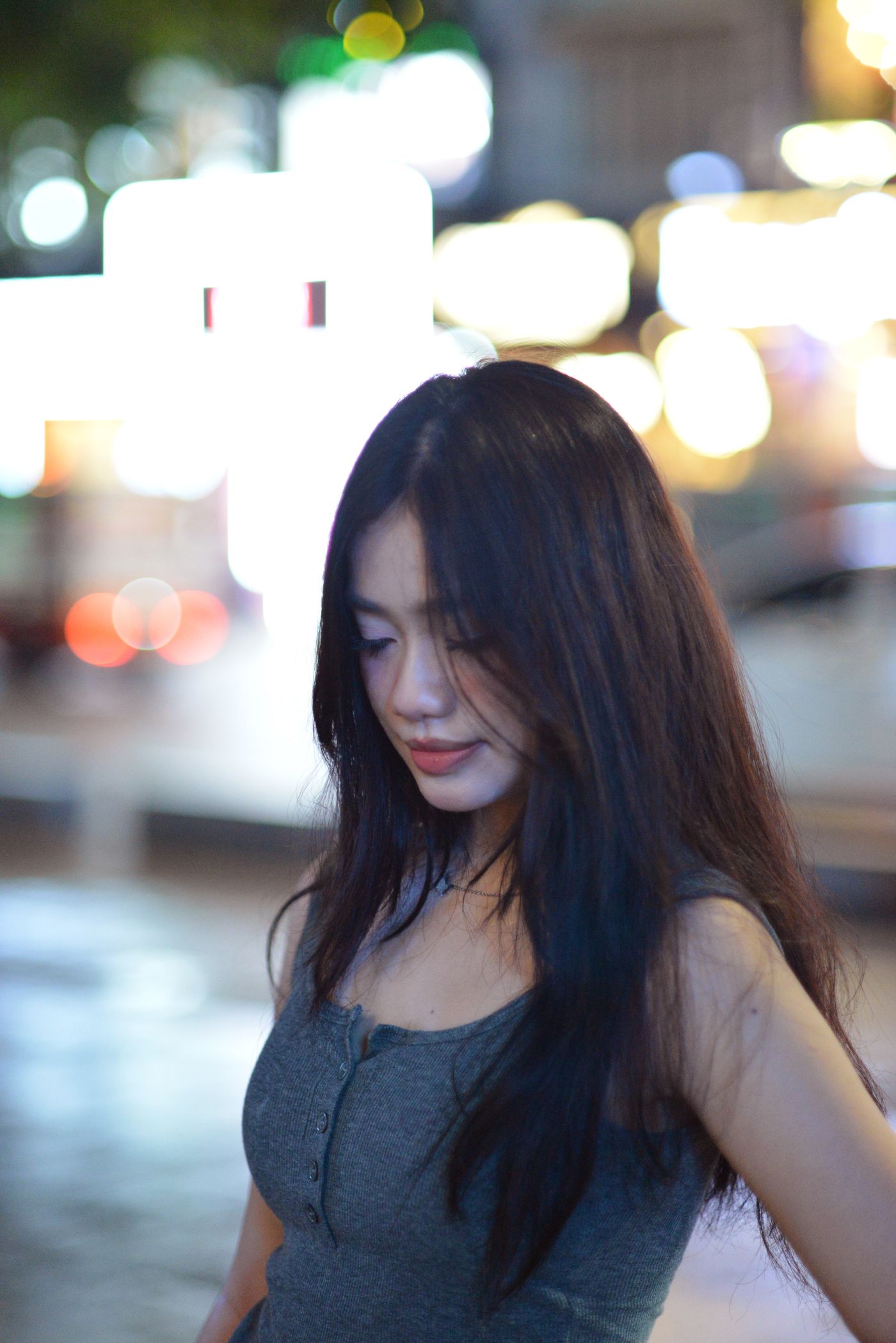 城市夜色中的短剧女主角